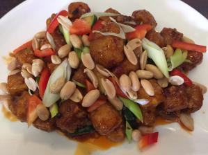 Gong Bao dou Fu -  Wokad friterad tofu m zucchini och jordnötter i Gong Bao sås