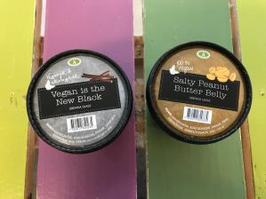 Två veganska glassorter i portionsförpackningar