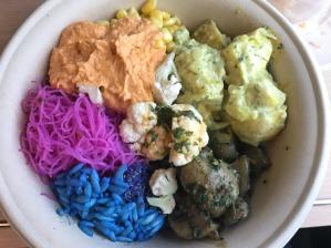 Exempel på sallad från buffén: potatissallad, marinerade champinjoner, quinoa och risoni med blå spirulina, nudlar med rosa pitaya, sötpotatishummus, majs och blomkål