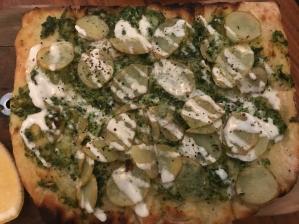 Green pizza med potatis, grönkålspesto, rosmarin, vitlök och sour cream