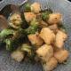 Crispy broccoli & tofu med General Tsos sås, chili, salladslök och sesamfrön